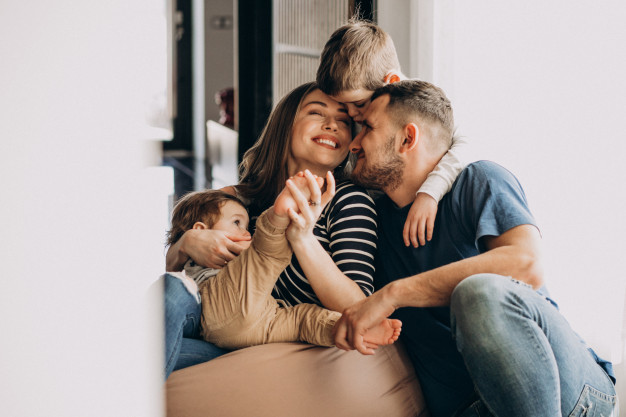 familia-joven-sus-hijos-casa-divirtiendose_1303-20999